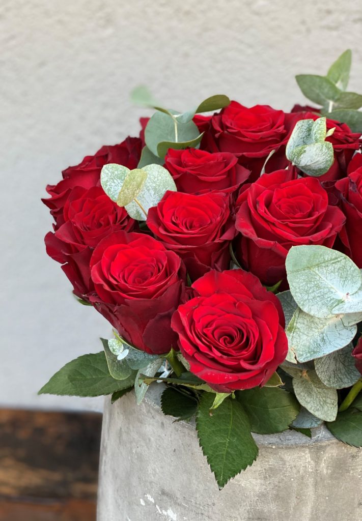 Røde roser med grønt - Blomster Oasen