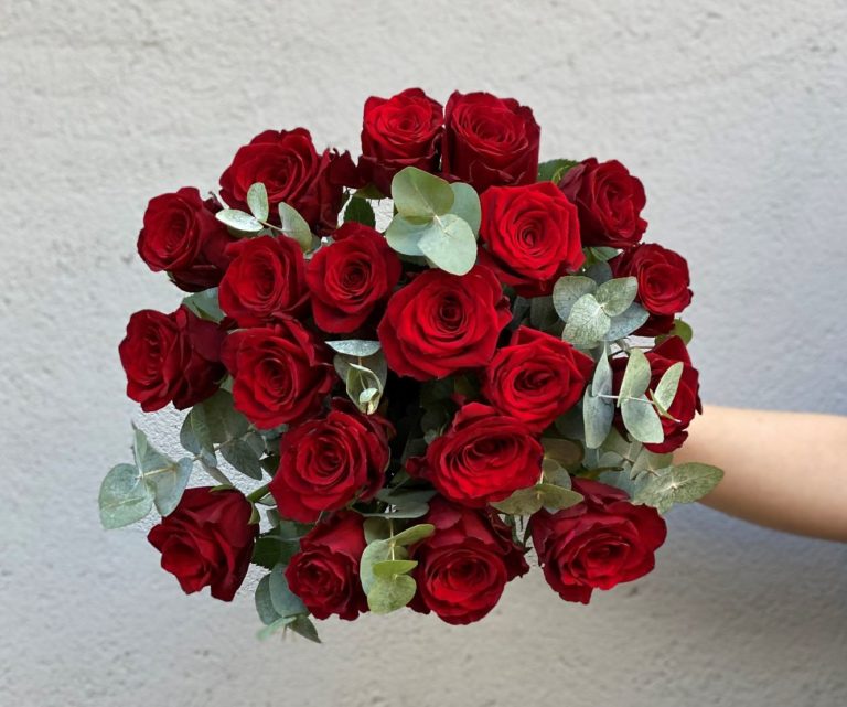 Røde roser med grønt - Blomsteroasen