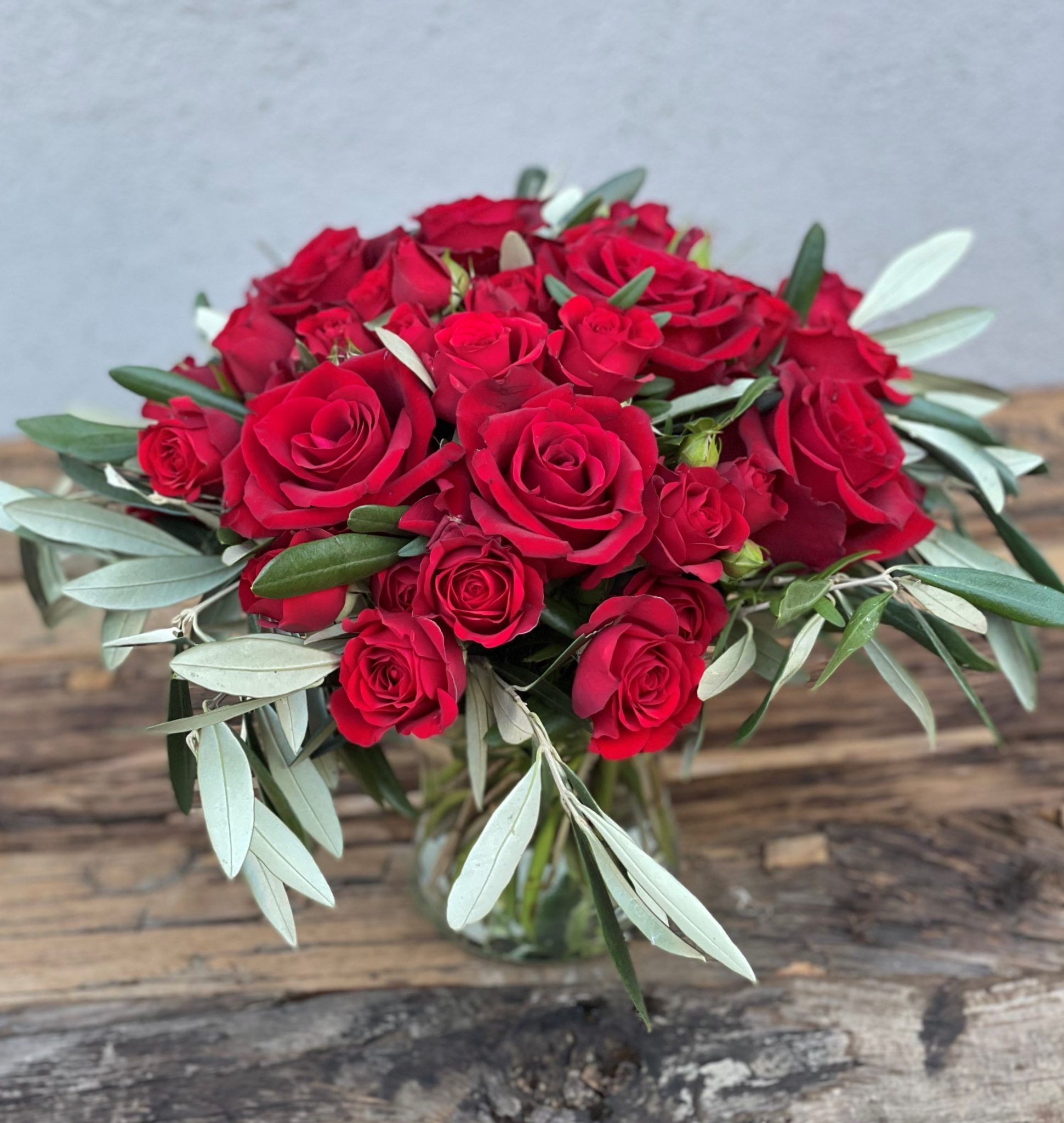 Bukett med røde roser og grenroser - Blomsteroasen