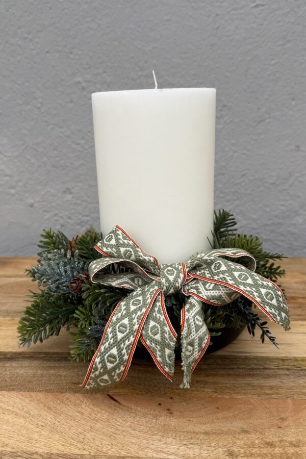 hvitt kubbelys med krans og sløyfe