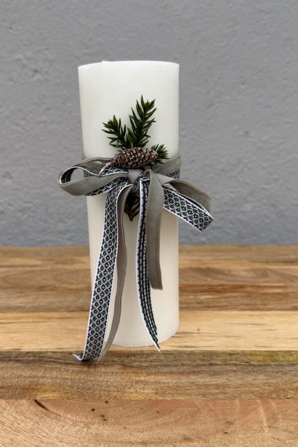 hvitt kubbelys med bånd