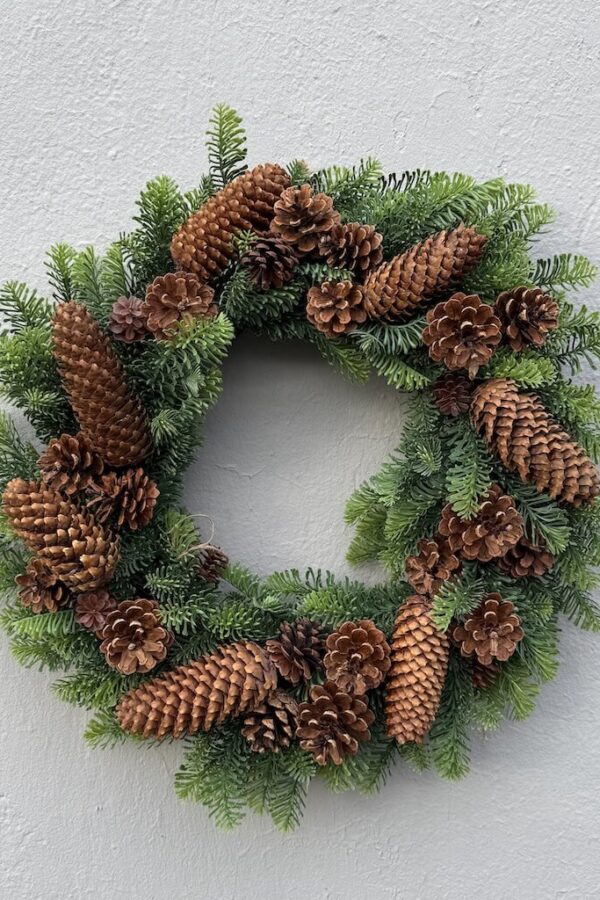 kunstig krans med kongler