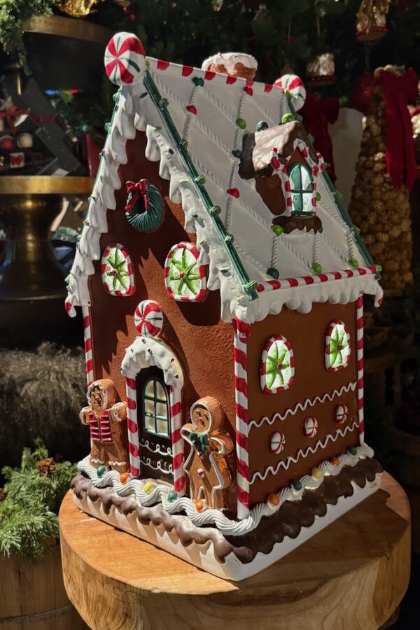 pepperkakehus med lys mørkt